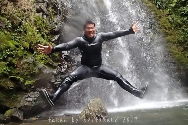 滝をバックに大ジャンプ！！